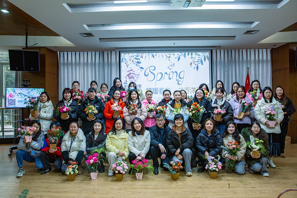 巾帼心向党·花香绽芳华|华体会平台开展庆“三八”妇女节暨主题党日活动